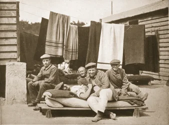 Przewietrzanie pościeli: popołudniowa siesta, Dorchester, ilustracja z niemieckich więźniów w Wielkiej Brytanii (fotograwiura)